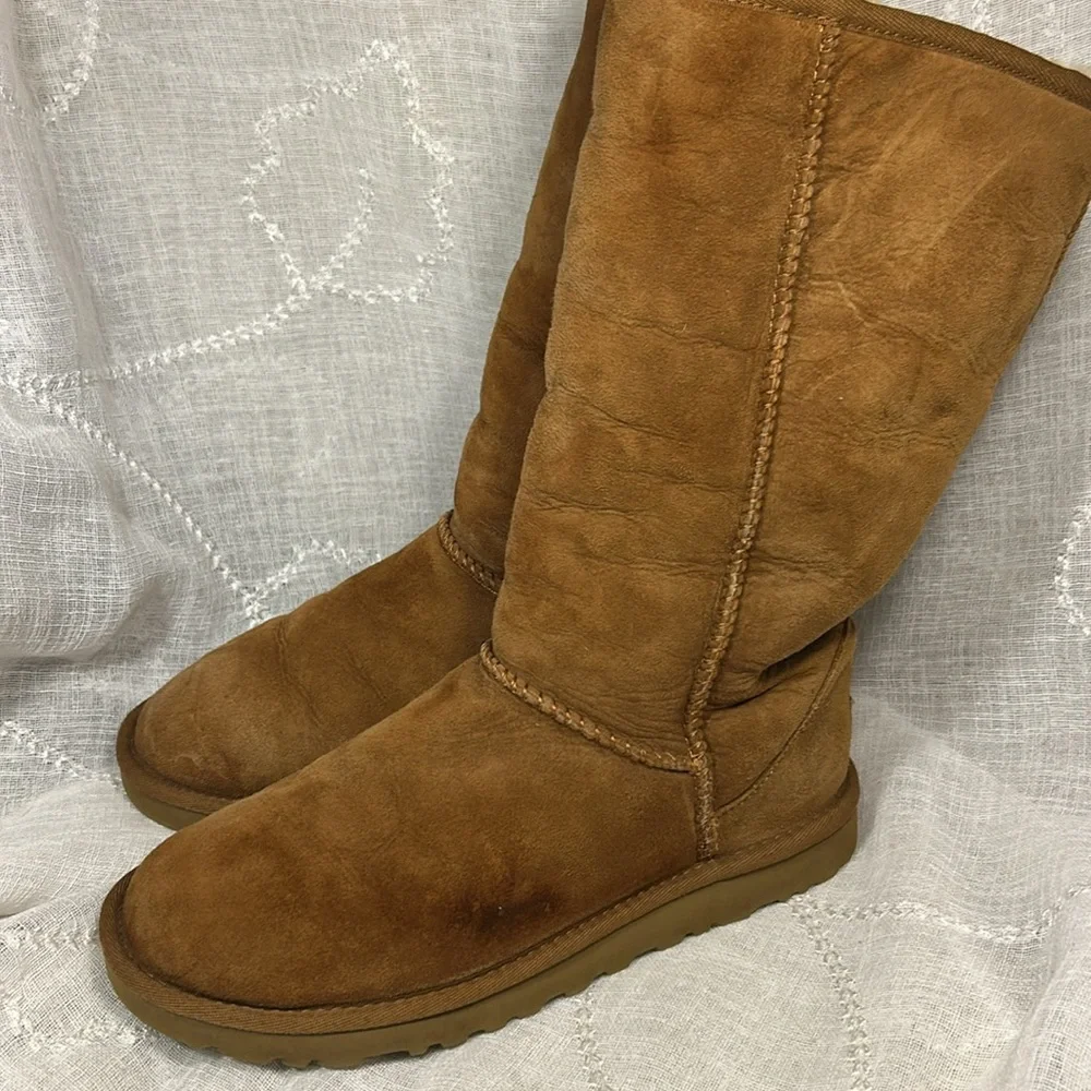 UGG almost new leather sheep skin boots